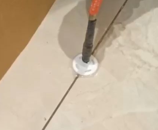 科尔沁瓷砖空鼓维修公司专业解答瓷砖在铺贴过程中，如果没有涂抹均匀到位的粘结材料（如水泥砂浆或瓷砖胶），可能会导致以下问题
